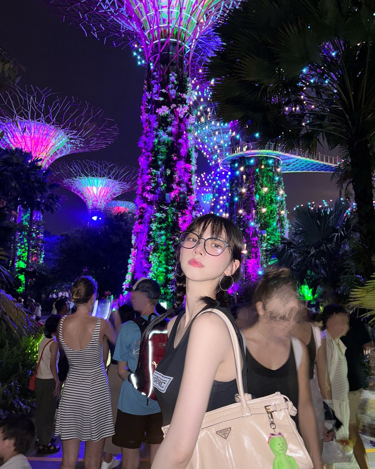 aespa Karina 將 Hoodhood 外星人吊飾掛在 Prada Soft Lux 米色包包上