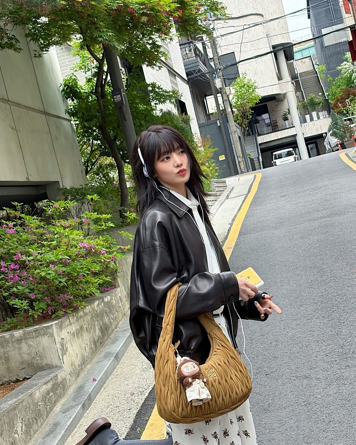 (G)I-DLE Minnie 手提 Miu Miu Wander Matelass&eacute; 麂皮包款，搭配 Labubu 泰國限定掛飾