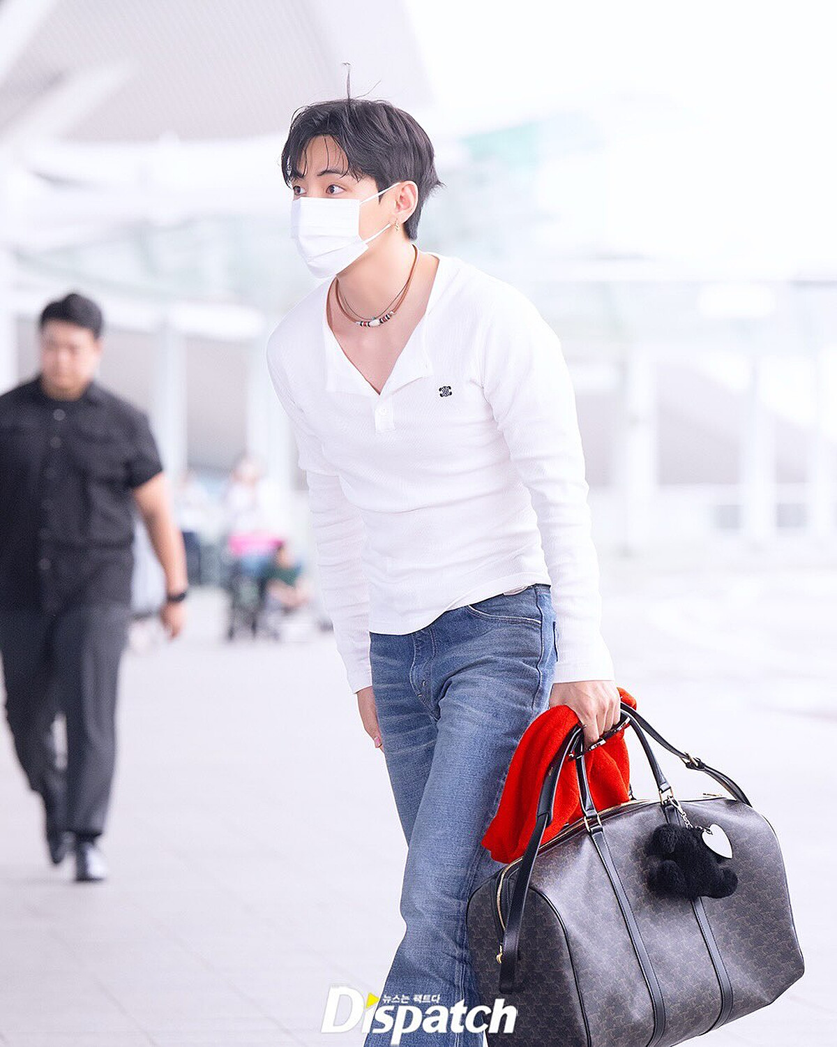 BTS V 金泰亨將 Celine Triomphe Heart 絨球鑰匙圈掛在 Celine 旅行包上