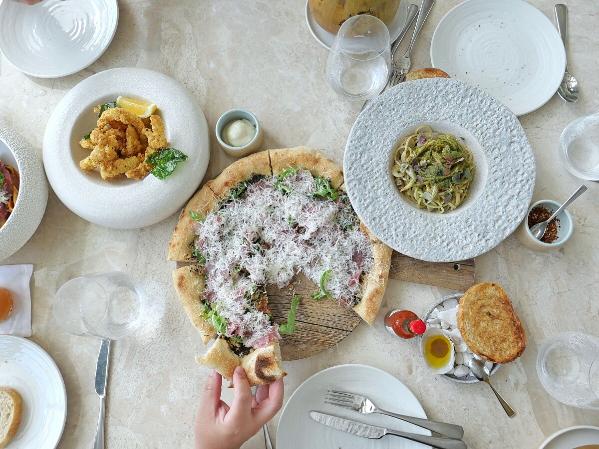 現烤的窯烤披薩、一杯冰涼的在地精釀啤酒，就喚醒陽光下昏昏欲睡的胃口。