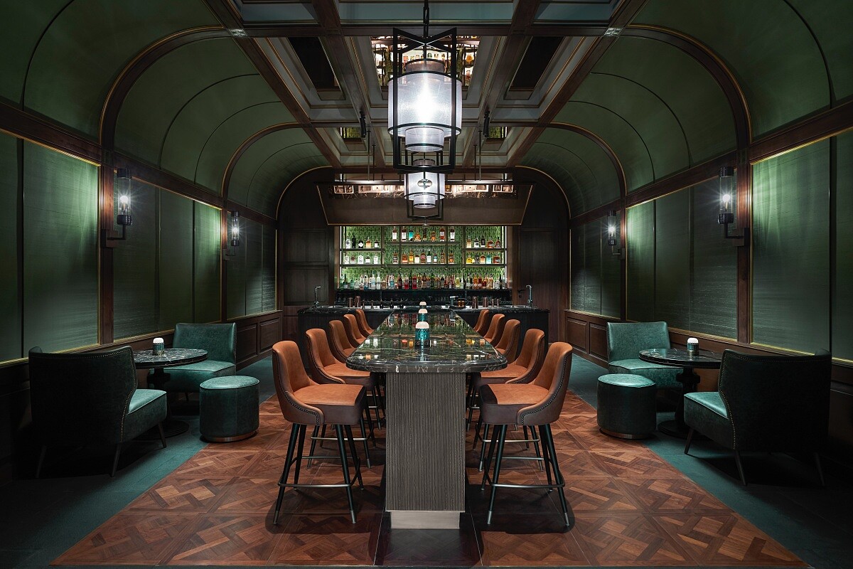 低調的寶石綠包覆全空間，呈現復古氛圍。