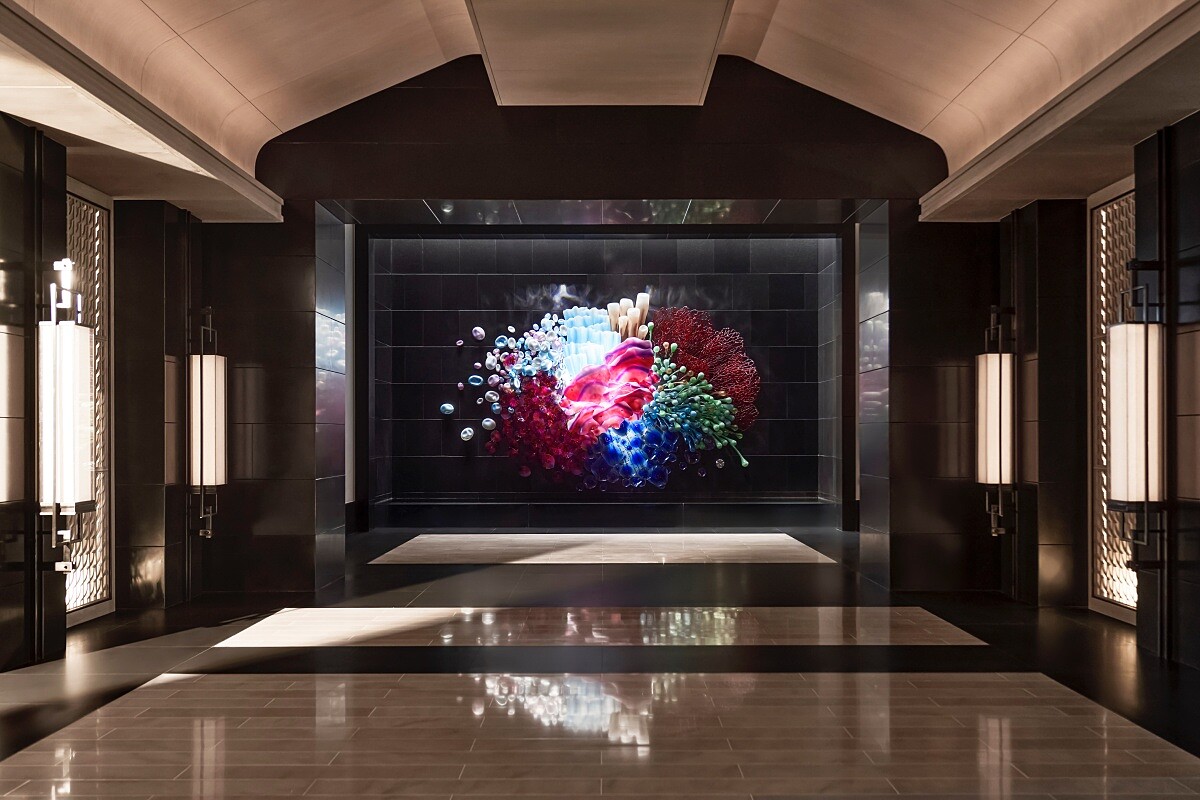 《Charming Deeps》被安置在大廳長廊的盡頭，有著難以忽視的存在。