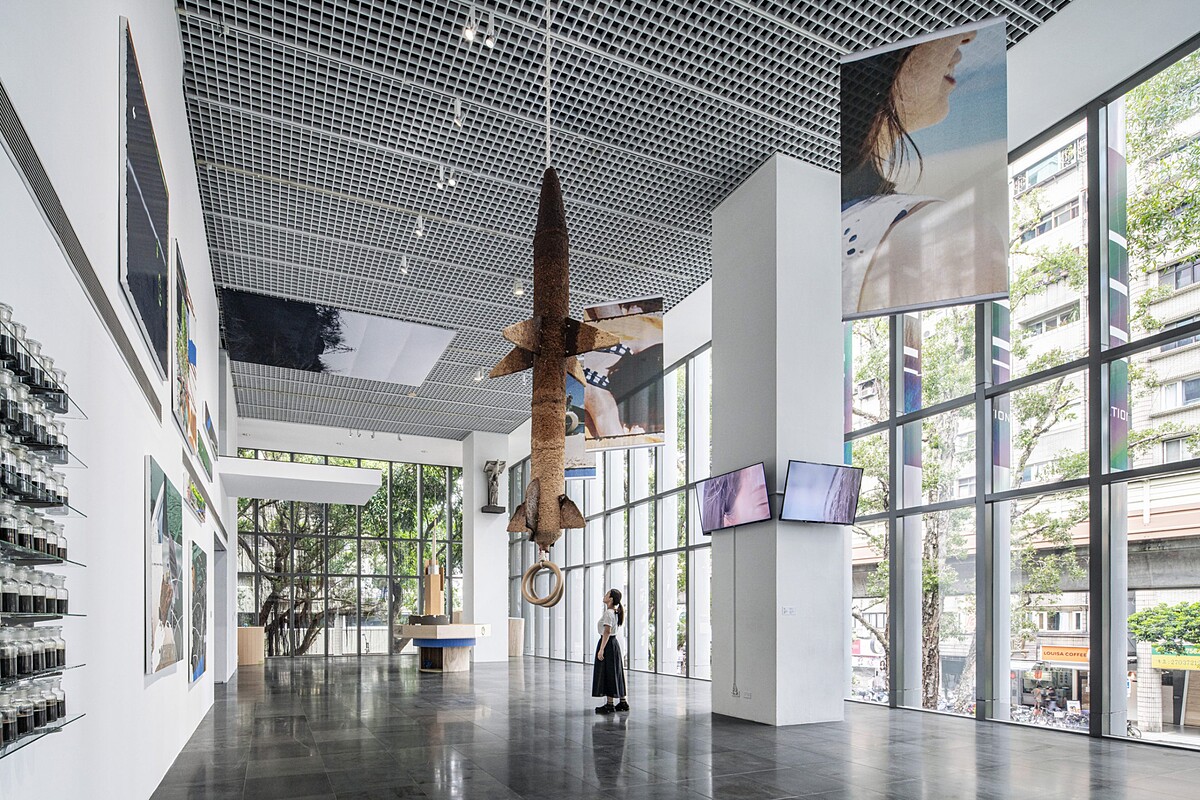 中央懸掛為羅懿君作品《蔗渣飛彈》，2024，混合媒材裝置，190&times;18&times;18cm