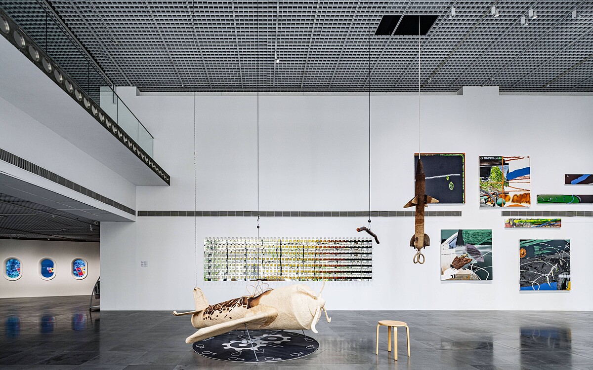 可互動的飛機裝置《滑輪下拉機－紫電號》。展場照，北師美術館提供，攝影：dulub studio