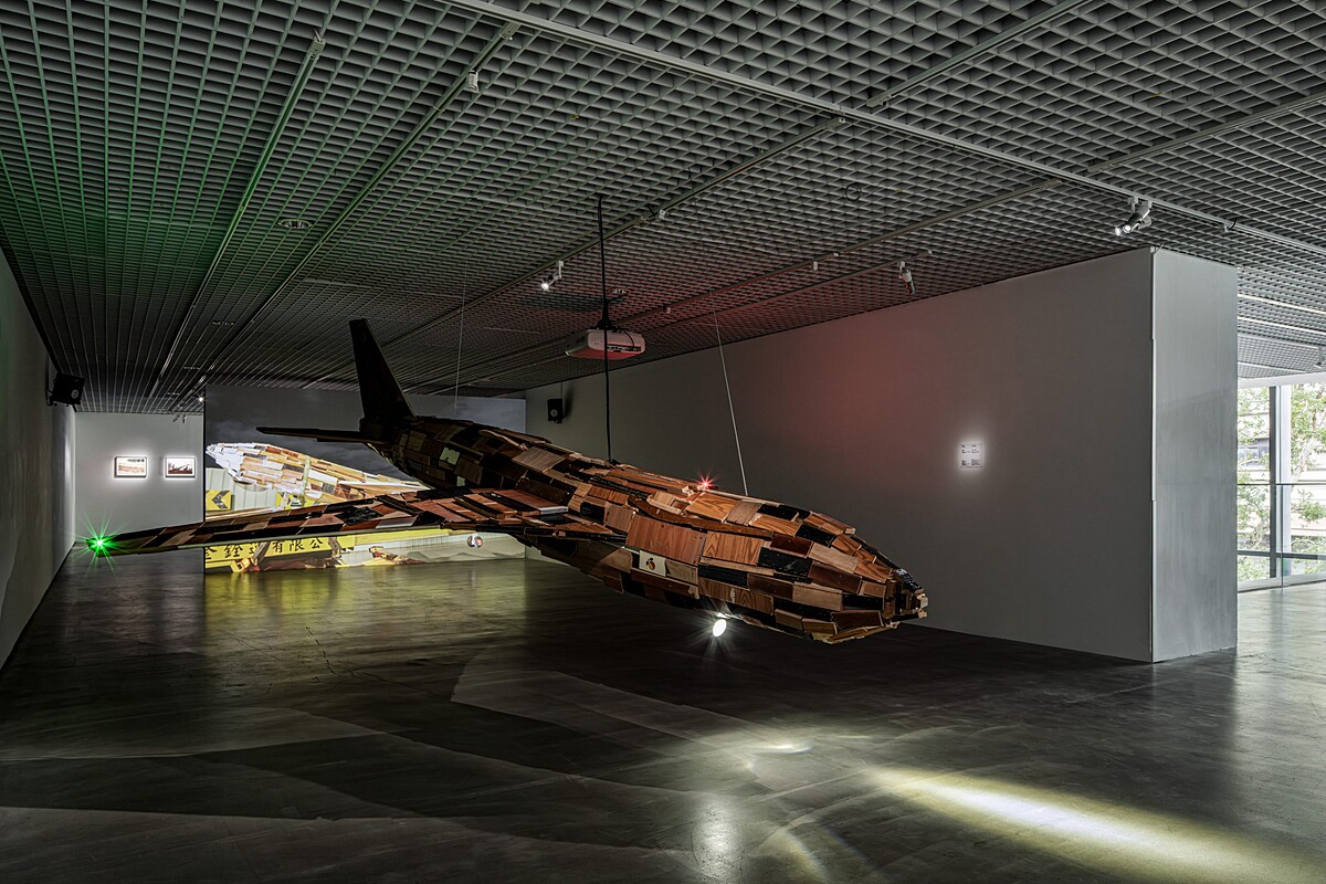 林彥翔《迫降》（廢棄家具再製裝置）&《來自塔的預言》（錄像裝置）。展場照，北師美術館提供，攝影：dulub studio