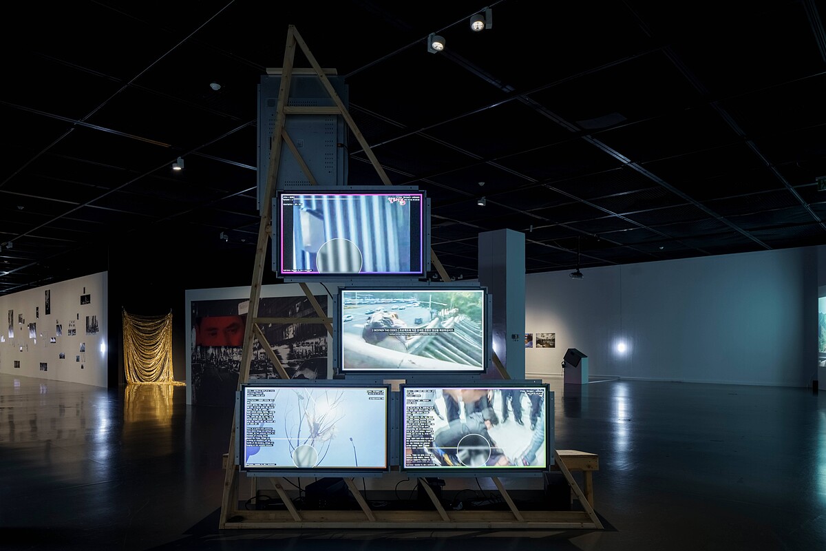 洪辰煊 HONG Jin-Hwon，《午安，晚上好，晚安 v2.0》Good afternoon, Good evening and Good night v2.0，攝影Cheolki Hong (glimworkers)，2021，宣言、YouTube影片收集與播放系統、四頻道錄像、裝置、單頻道錄像