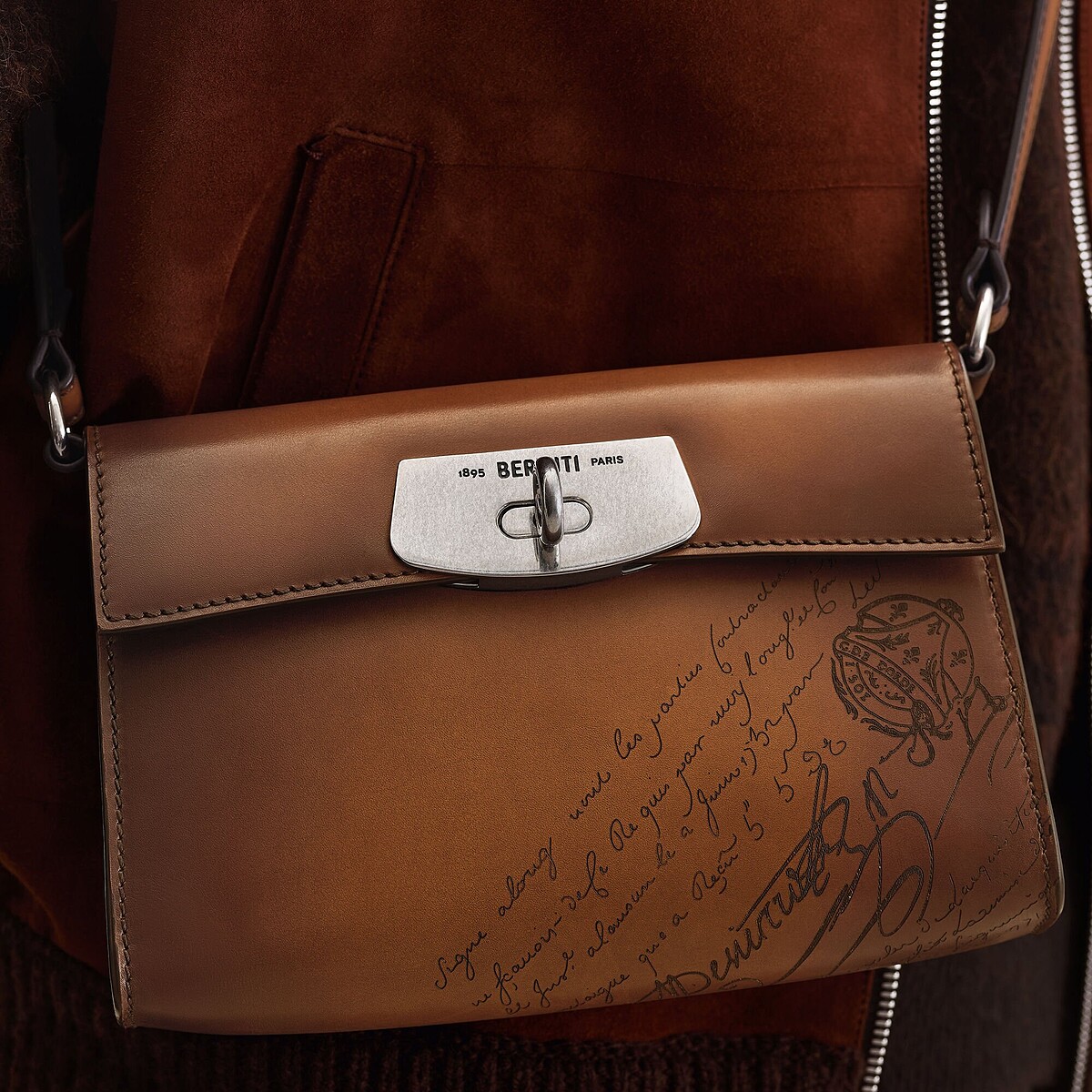 李俊昊機場穿搭同款：Berluti E&rsquo;Mio Scritto 圖紋皮革肩帶手拿包