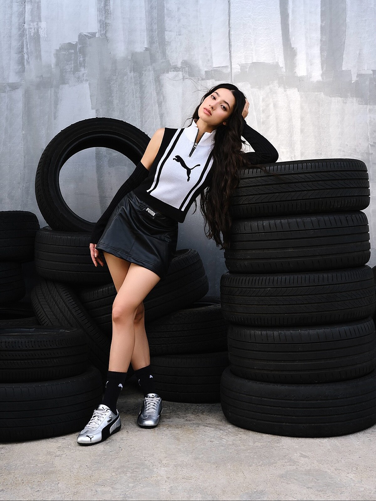 PUMA 賽車鞋搭配皮裙的穿搭範例