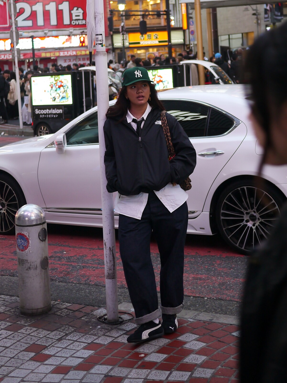 PUMA 賽車鞋搭配牛仔褲的穿搭範例