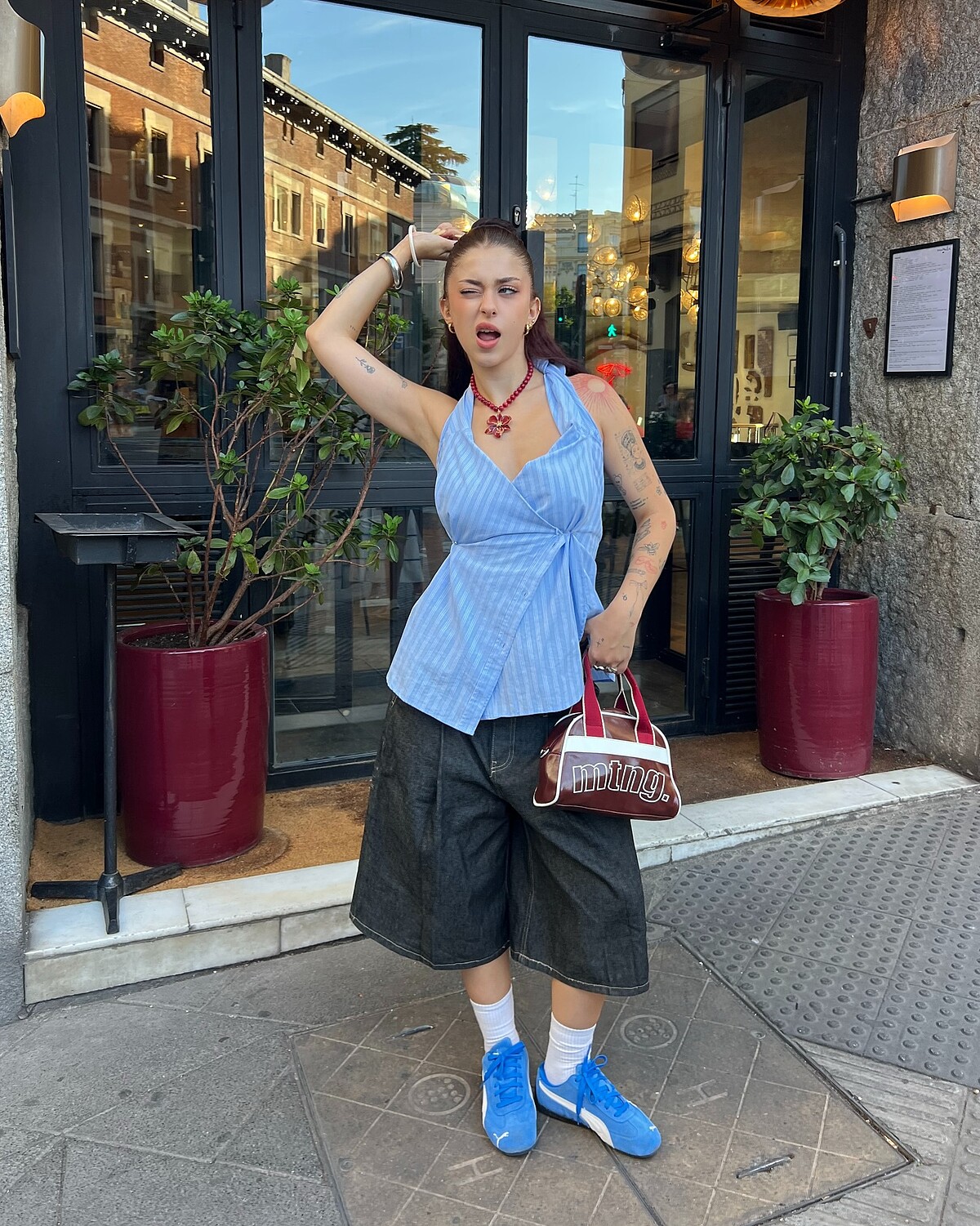 PUMA 賽車鞋搭配五分褲與長襪的穿搭範例