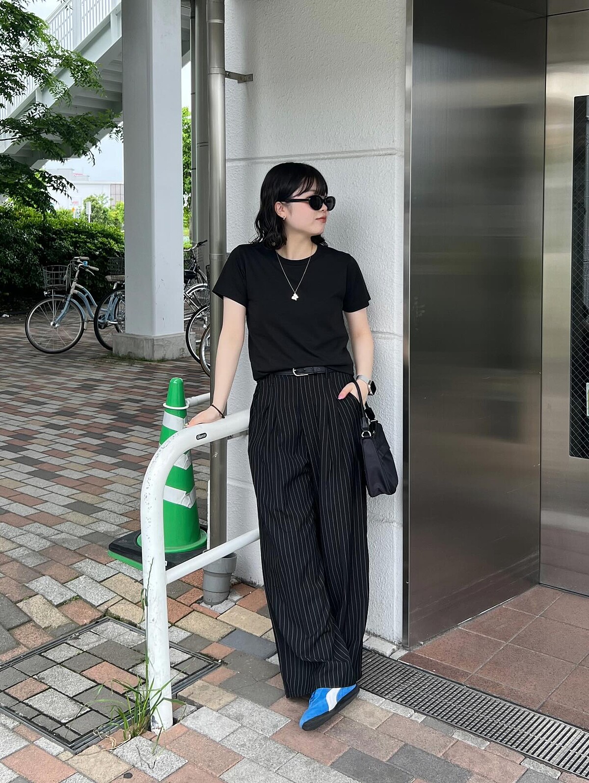 PUMA 賽車鞋搭配西裝寬褲的穿搭範例