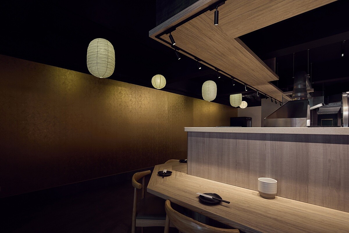 室內以長吧台與米色檯面為基調。