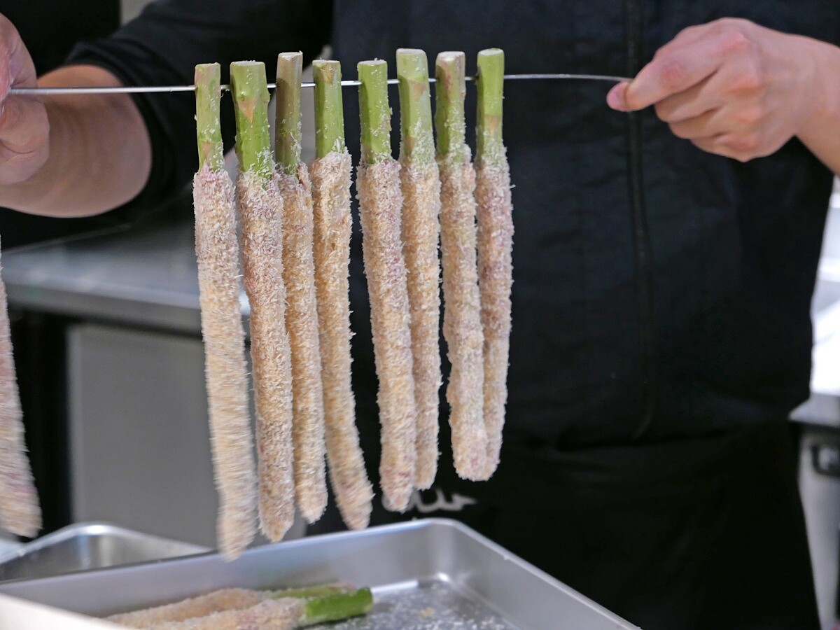 蘆筍炸串的方式十分獨特，主廚解釋如此一來才能確保外型筆直。。