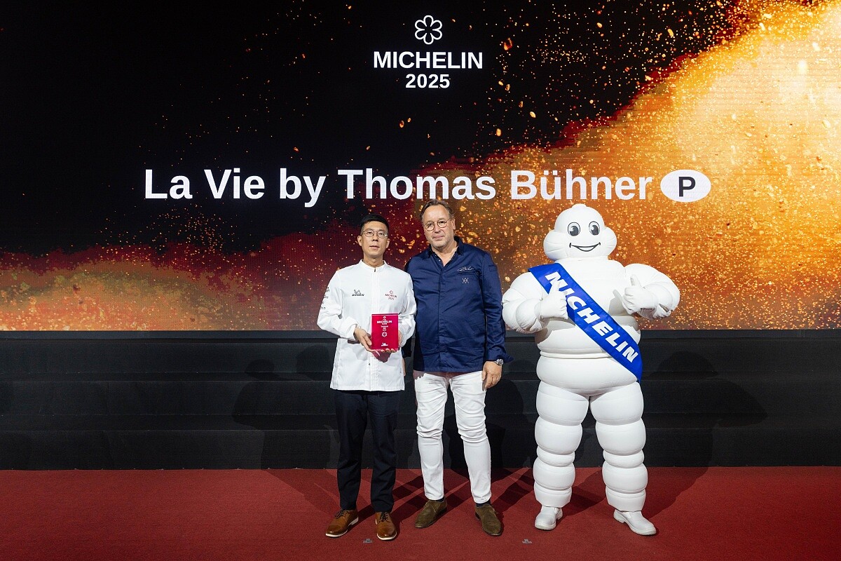 德國三星名廚 Thomas B&uuml;hner 與行政主廚楊展浩（Xavier Yeung）。