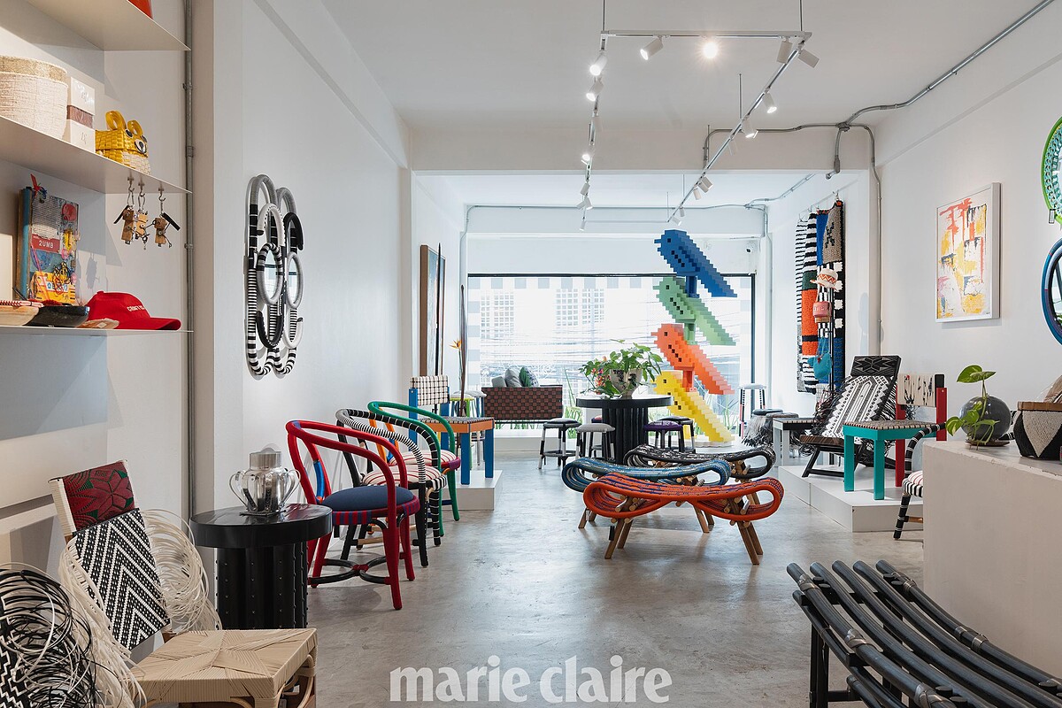 在二樓展示空間的另一邊，擺放著 Pixel Bird 雕塑，靈感來自傳統編織，圖案則是 Kitt.Ta.Khon 和一位叫「Bird」的資深工匠一起做的實驗成果，希望以此鼓勵年輕世代用新的方式去認識工藝。