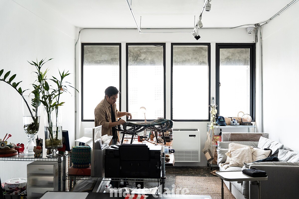 設計師 Teerapoj 大多時間都在工作室四樓測試產品原型。照片中的他正在測試並摸索新版 Kanas 長凳的細節。