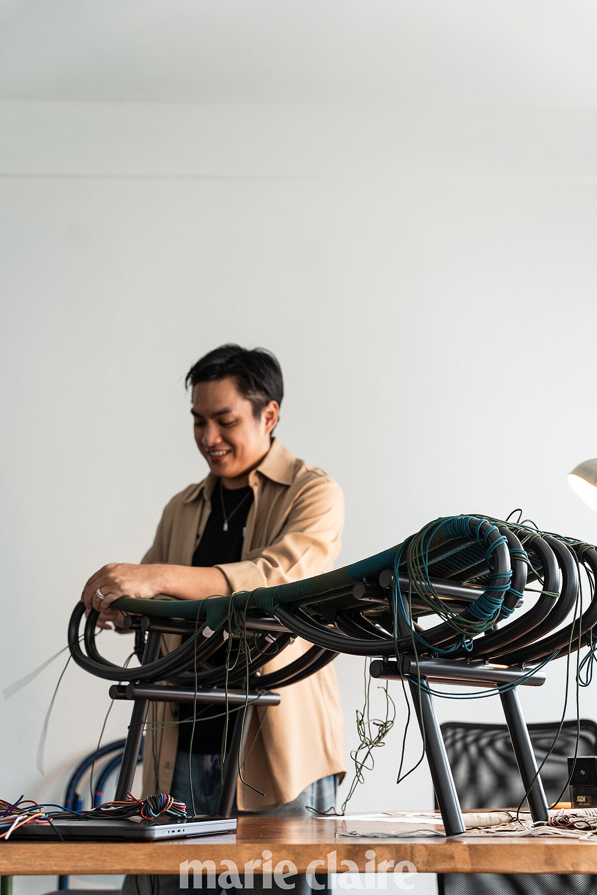 Teerapoj 認為 AI 永遠無法複製的，是人類的直覺，那種在手中感受材料的觸感、面對細微瑕疵時的即時反應，或是在創作過程中本能地調整技法。