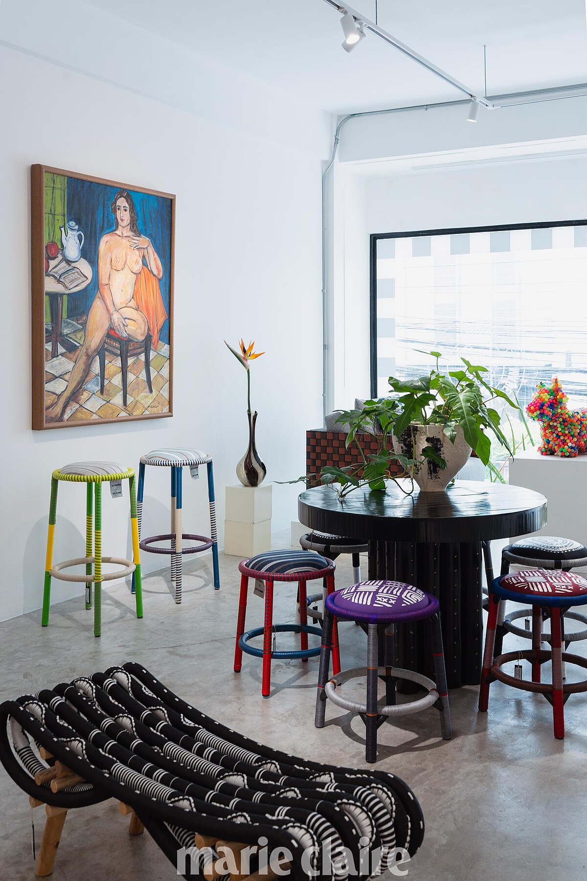 二樓是展示空間，擺放著家具、藝術和古董作品。Teerapoj 說他很喜歡透過不同媒材的交織，去表達 Kitt.Ta.Khon 富含層次感並帶點出乎意料的語言。