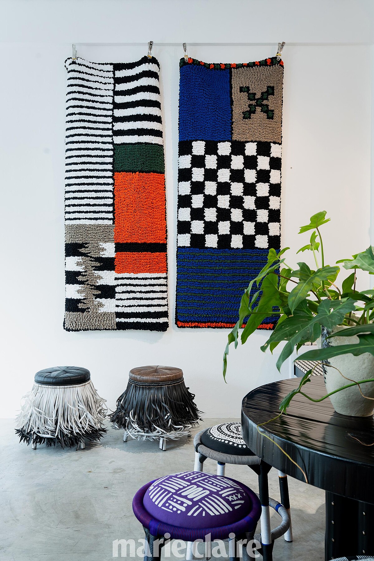 Kitt.Ta.Khon 的 AoyAoy 地毯，是用時尚產業剩餘布料拼貼，再由清邁的工藝社群一針一線手工完成。前面到的則是 Hula 圓凳，它的裙擺環繞在座椅基座上，靈感來自傳統棕櫚葉屋頂的編法，但加上了一點俏皮的變化。