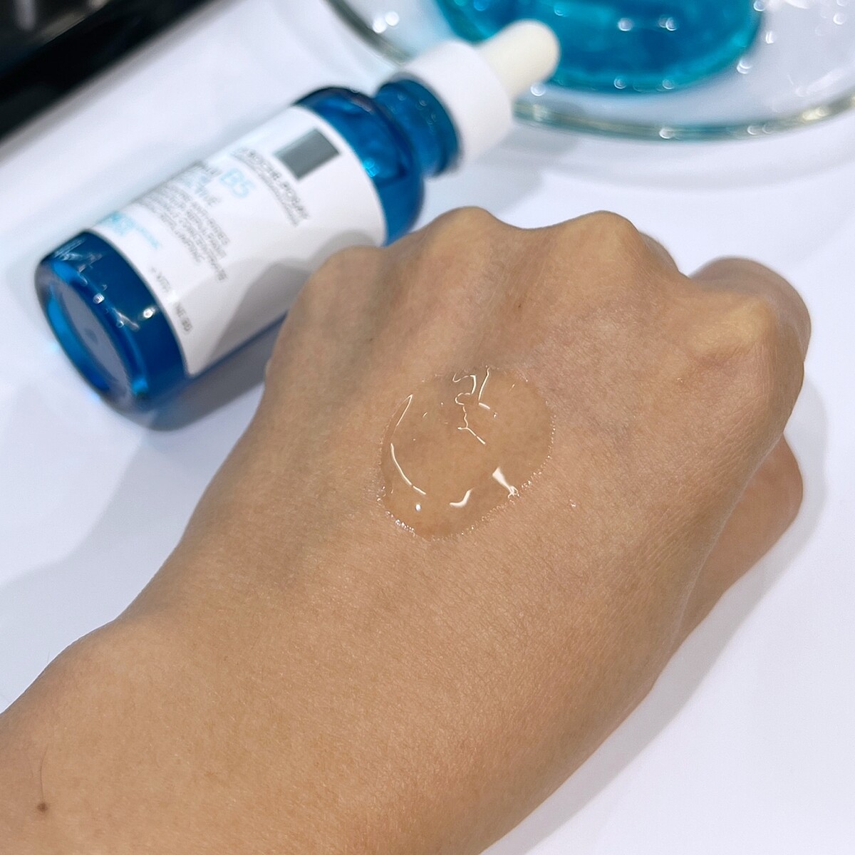 理膚寶水「B5小藍瓶」極效B5彈潤超修復精華質地示意。30ml，NT1,840、50ml，NT2,350