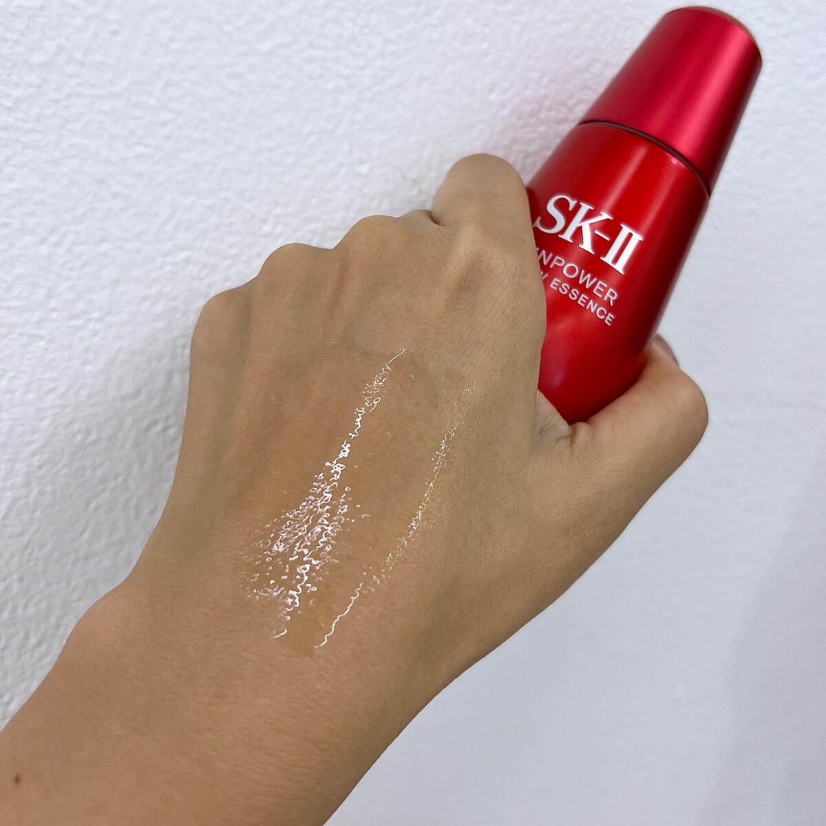 SK-II肌源賦能煥顏精華質地示意。30g，NT3,990、50g，NT6,190