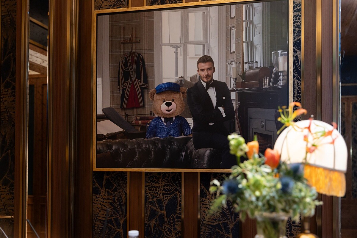 與澳門倫敦人酒店（The Londoner Macao）合作推出聯名客房。