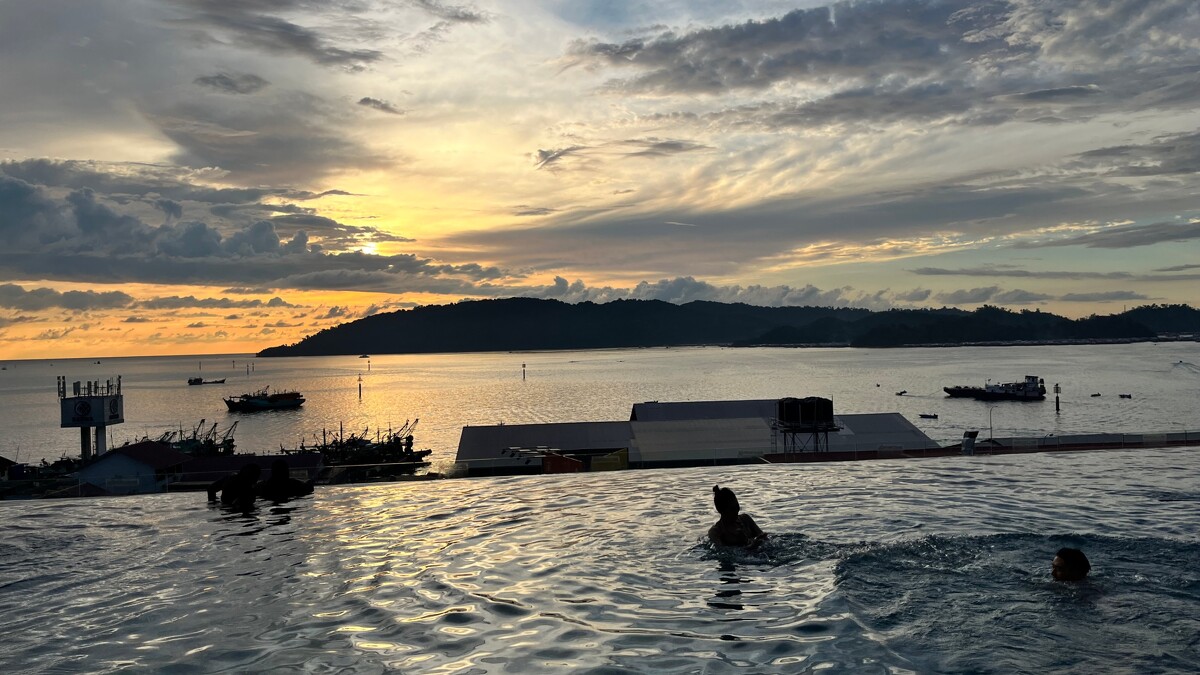 旁邊就是戶外泳池