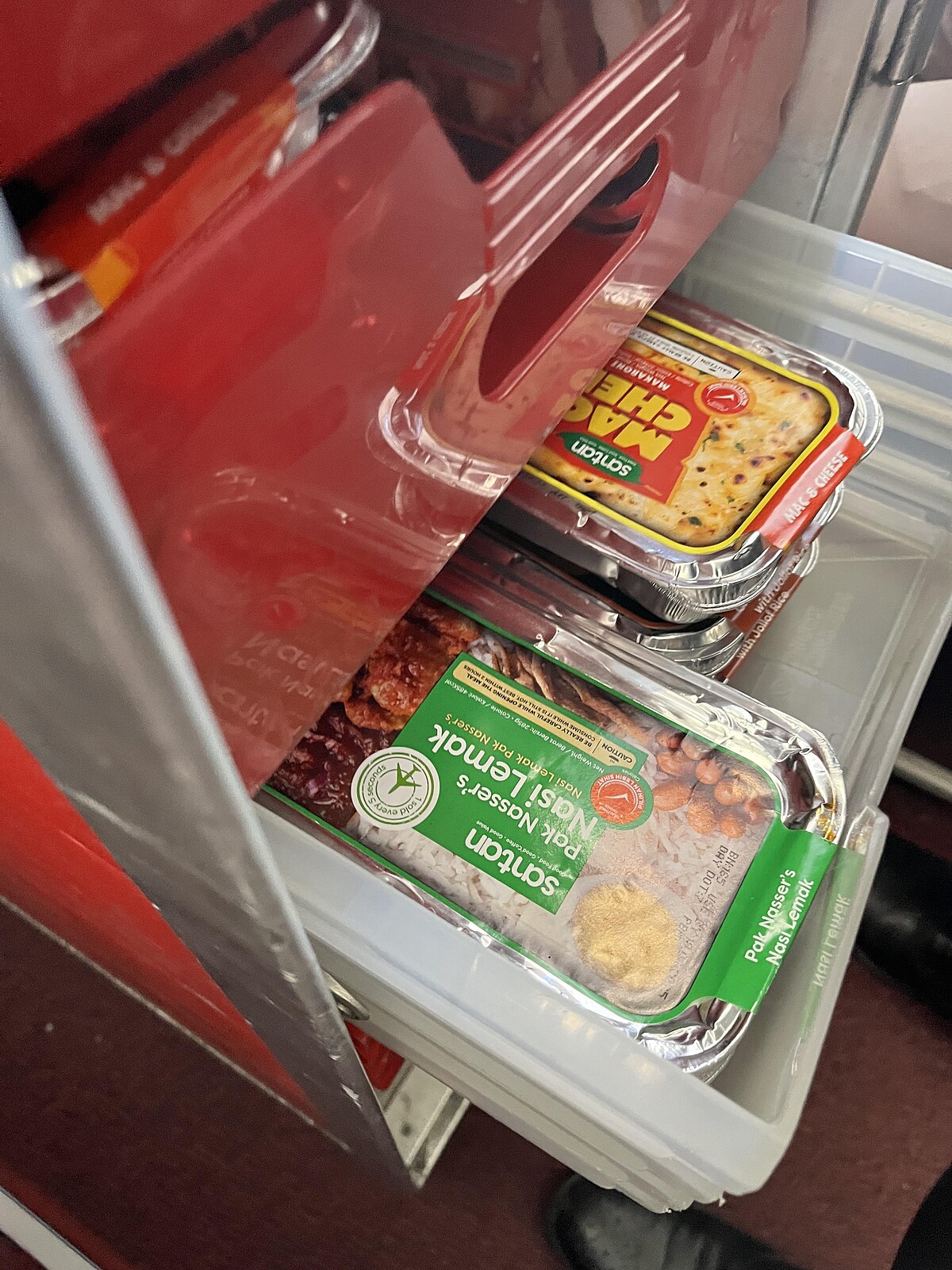 提供「Santan」品牌的熱食服務，可在出發 24 小時前預訂，選擇馬來西亞、本地或國際料理，也有素食與兒童餐選項。