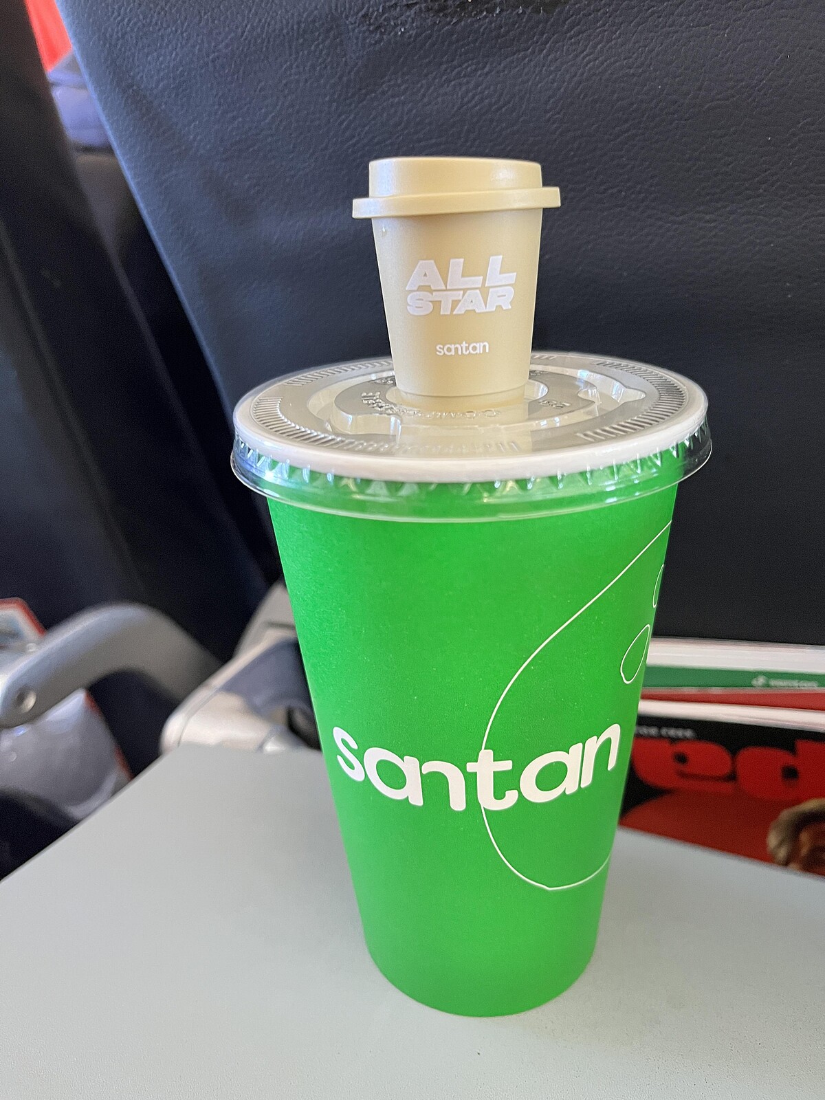 機上特調椰香咖啡，口味醇厚美味。