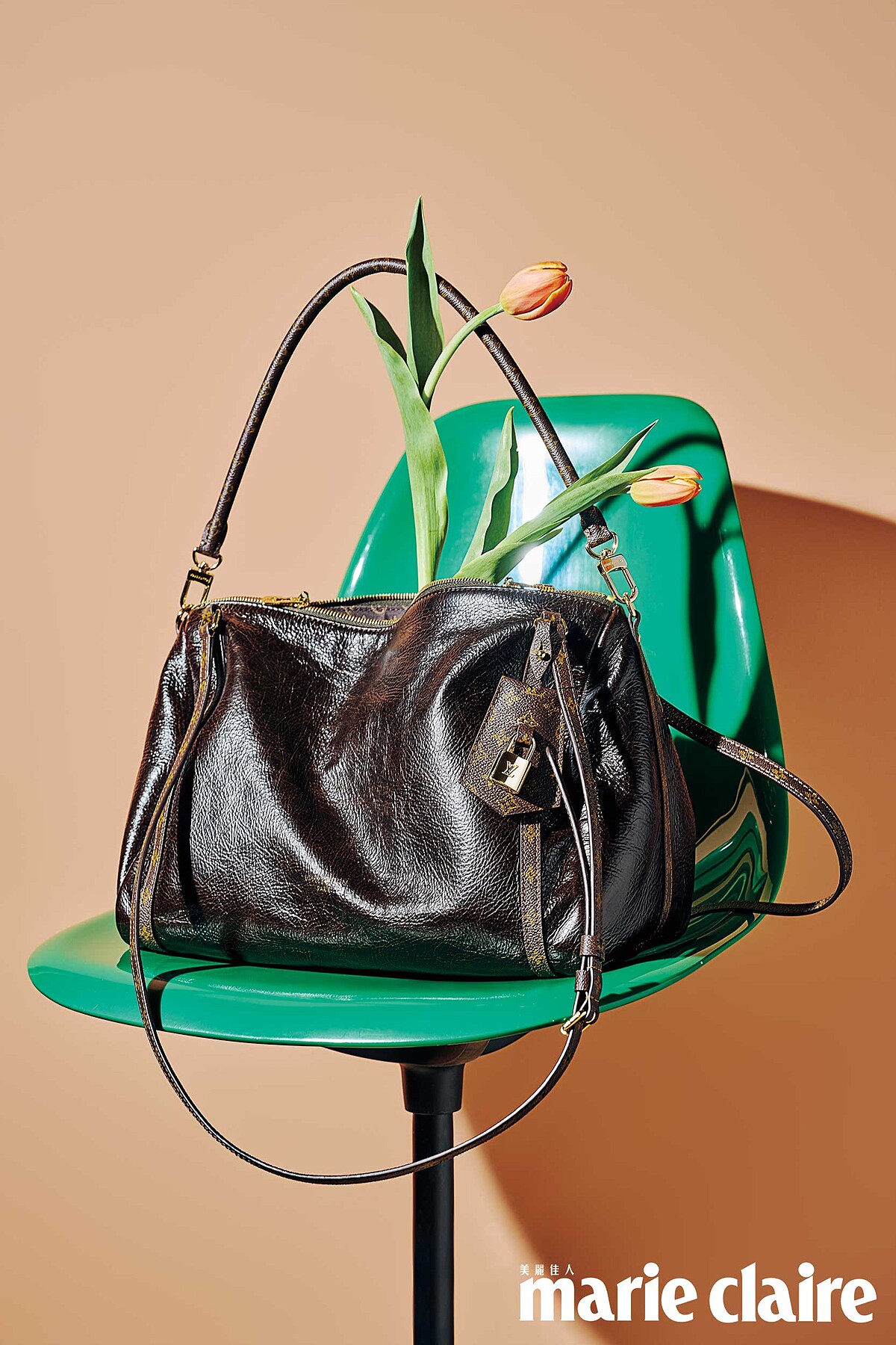 紅木色Express MM，Louis Vuitton。