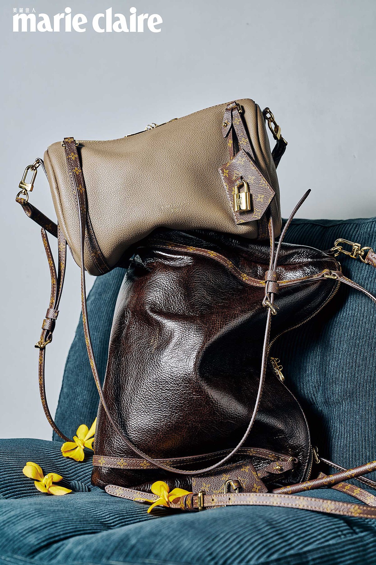 Louis Vuitton Express 包款的粒面皮革與 Monogram 手柄與鑰匙包帆布細節