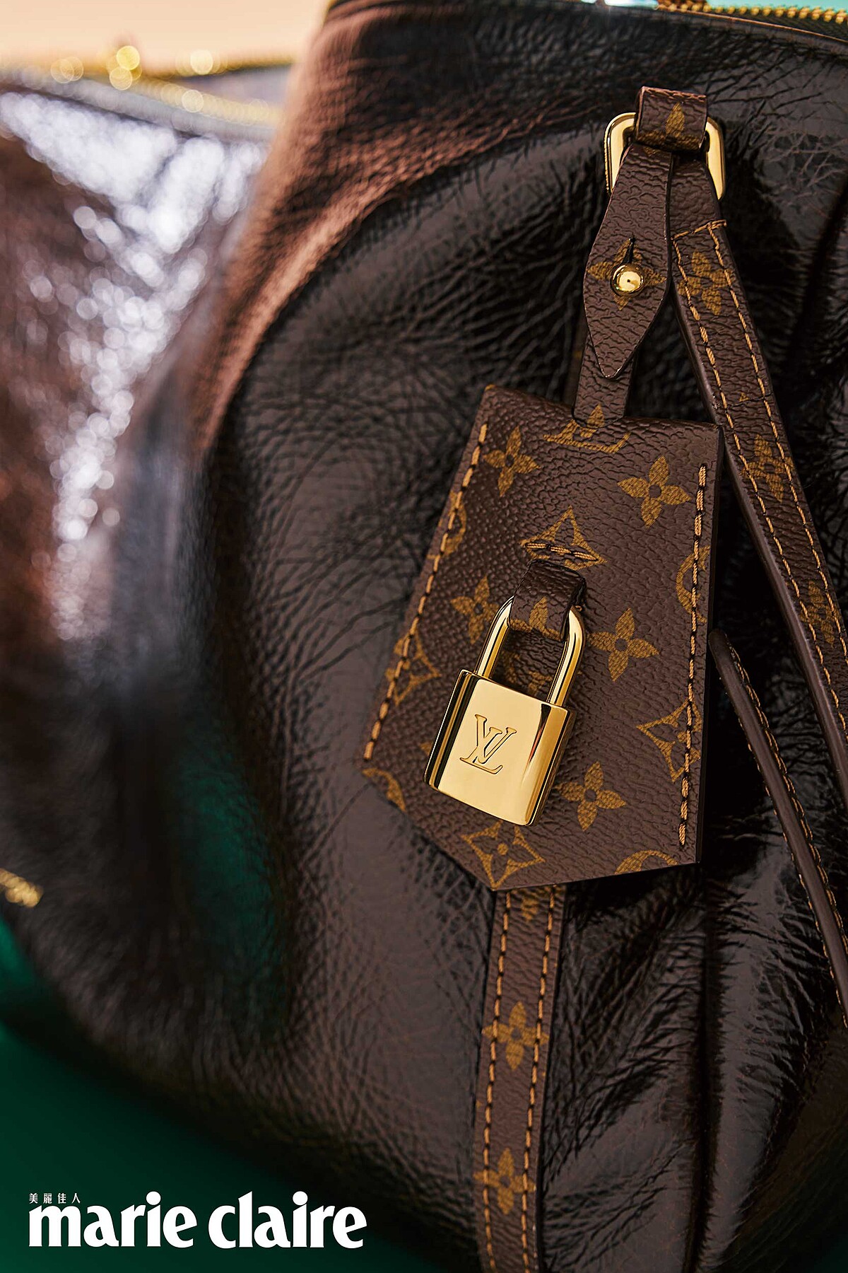 Louis Vuitton Express 包款細節：Monogram 帆布手柄與金色掛鎖