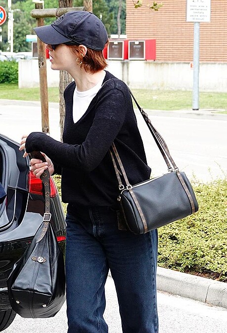 艾瑪史東以輕便穿搭搭配 Louis Vuitton Express 包