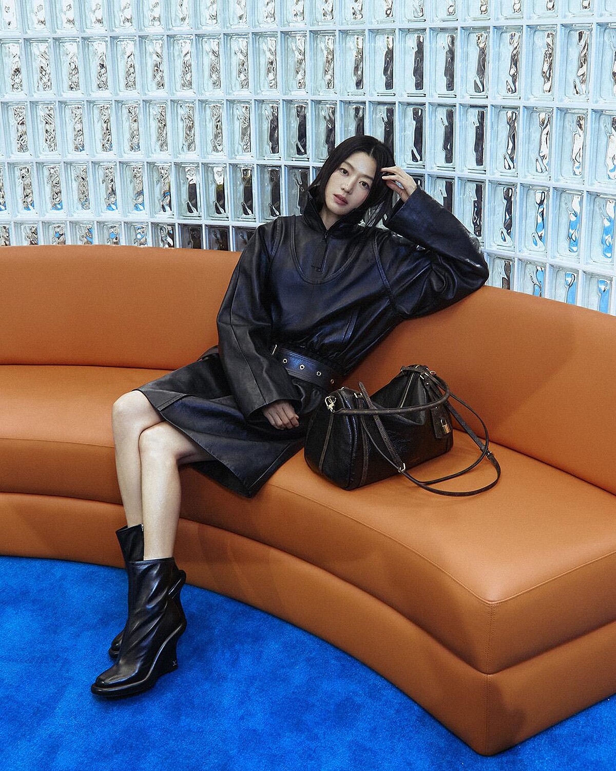 全智賢以黑色皮革造型搭配同色系 LV Express 包