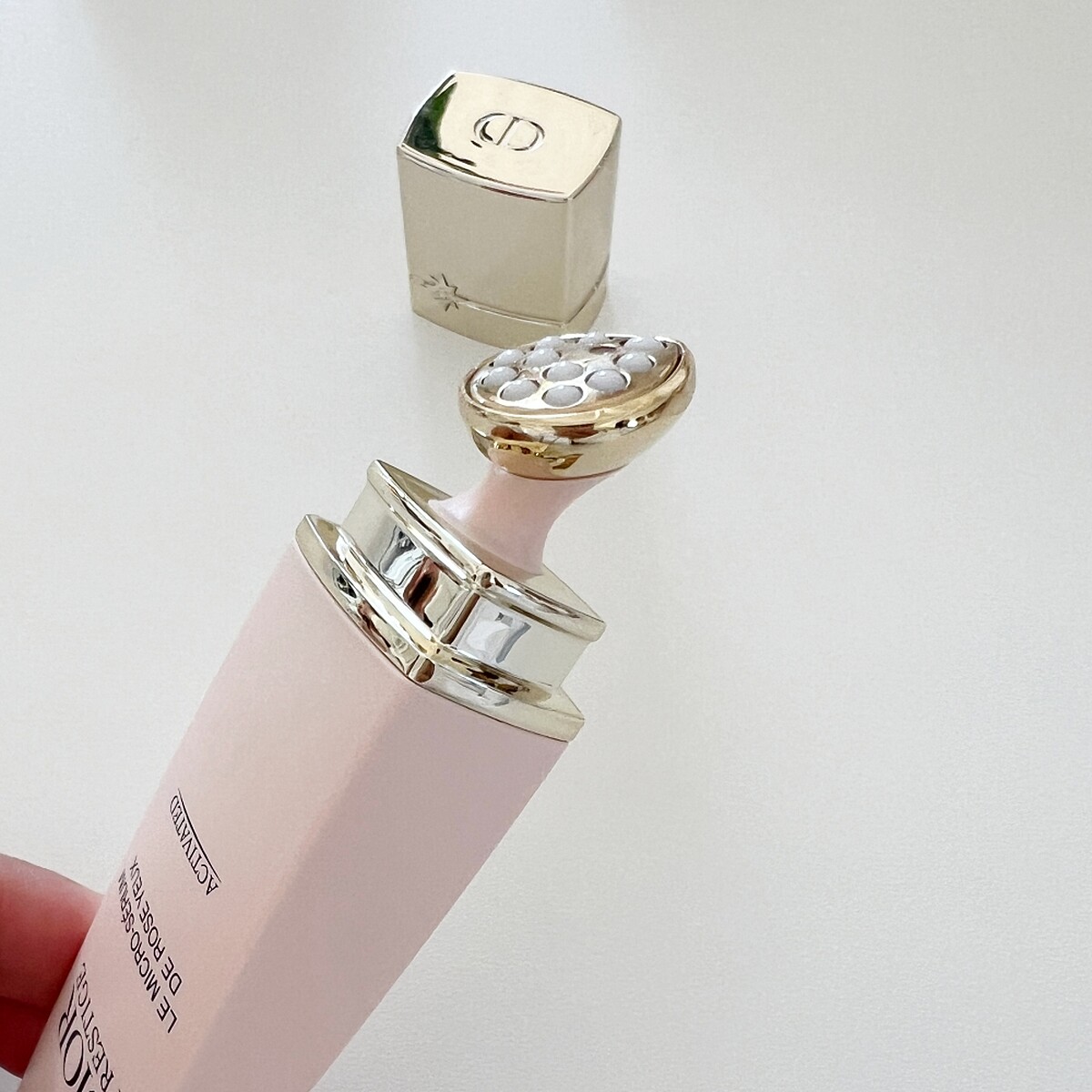 迪奧精萃再生微導眼凝萃的360&deg;彈性微導按摩壓頭。