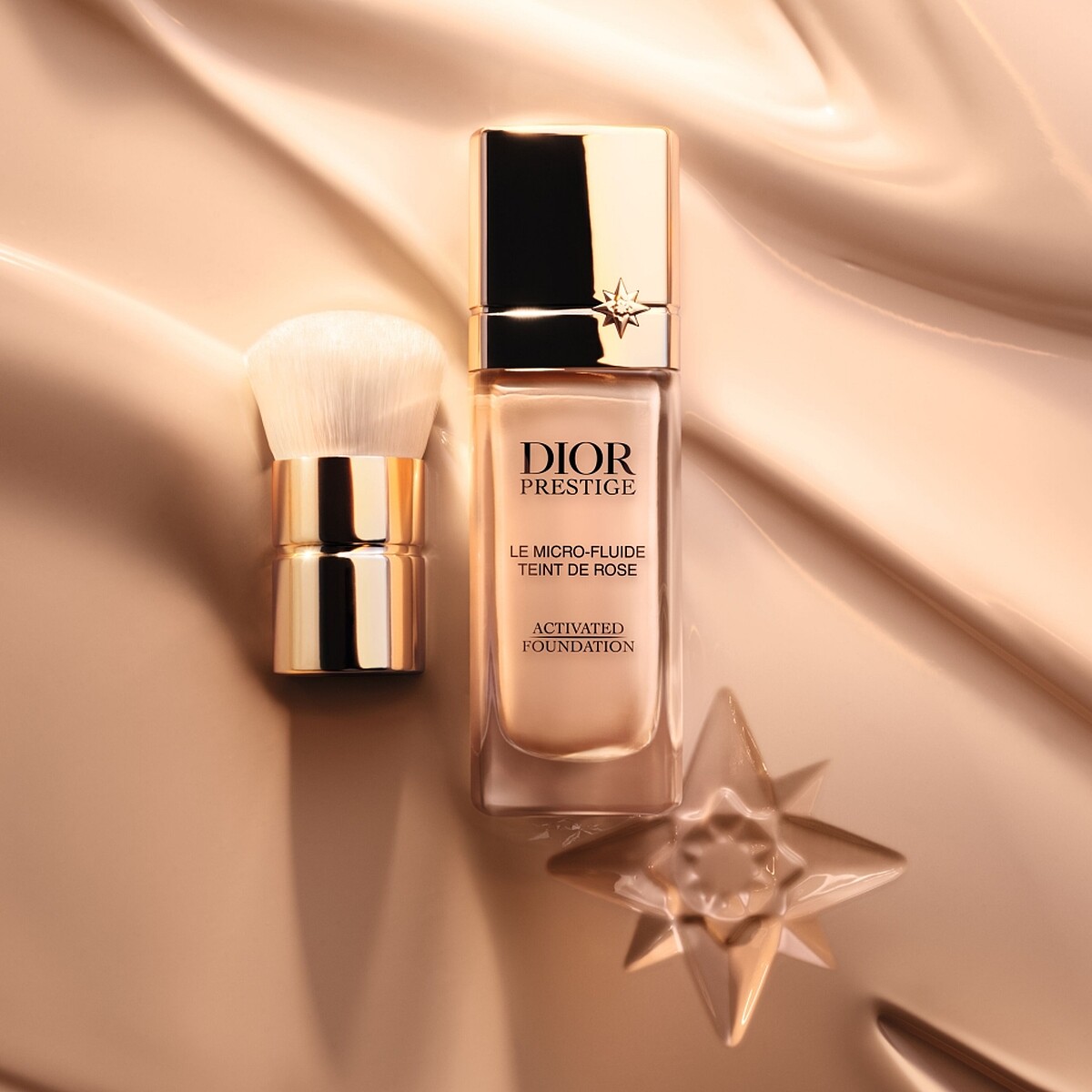 迪奧精萃再生玫瑰微導粉底情境圖。