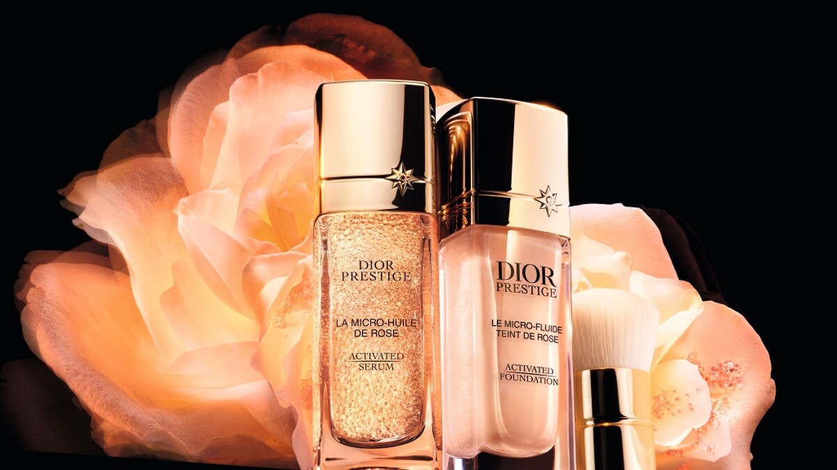 迪奧精萃再生玫瑰微導精露與迪奧精萃再生玫瑰微導粉底情境圖。