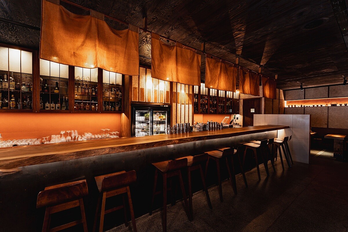 吧台前方區域靈感來自日式魚市場的立吞風格。