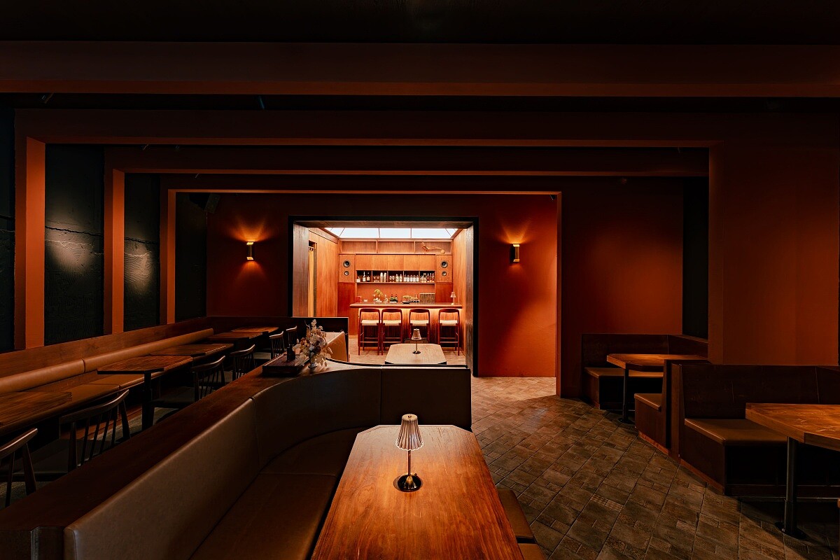 中間則偏向典型酒吧的開放氛圍。