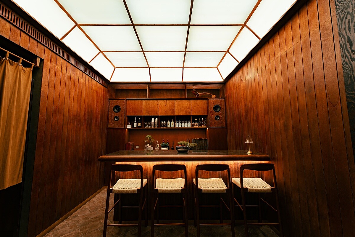 最後一隅的高腳椅區則營造出如同自家客廳般的自在感。