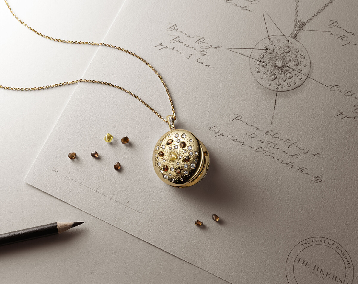 De Beers 慶祝 Talisman 系列問世20周年，全新推出Talisman Locket 18K黃金鑽石原石圓牌吊墜項鍊，全球限量20件。