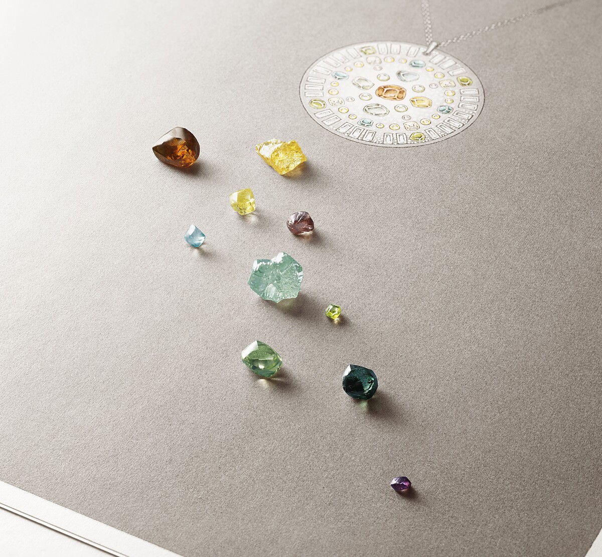 De Beers Talisman精心逐一挑選擁有各種不同繽紛顏色和天然樣貌的鑽石原石。