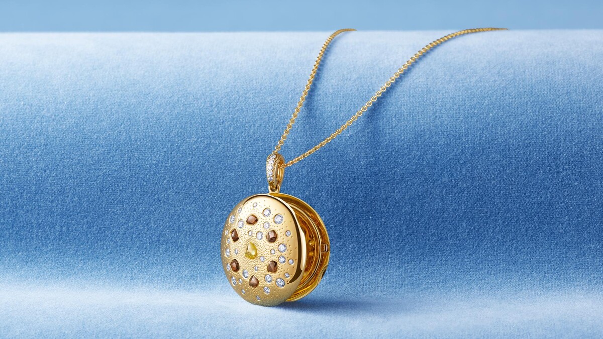 De Beers Talisman Locket 18K黃金鑽石原石圓牌吊墜項鍊，全球限量20件。