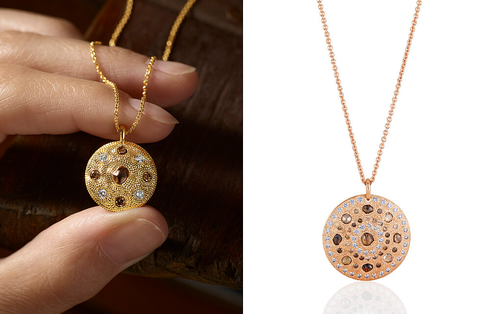 De Beers Talisman 18K黃金鑽石原石圓牌吊墜項鍊（左）、Talisman 18K玫瑰金鑽石原石圓牌吊墜項鍊。