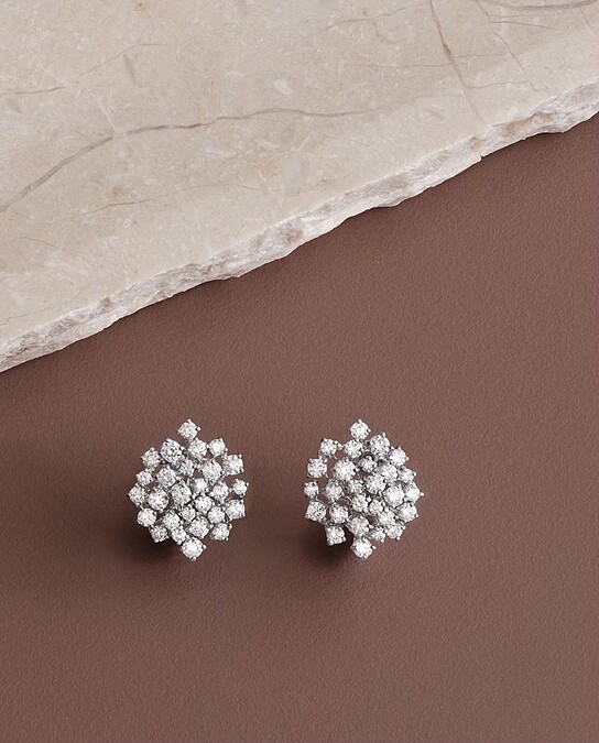 DAMIANI Mimosa含羞草系列18K白金鑽石耳環情境圖。