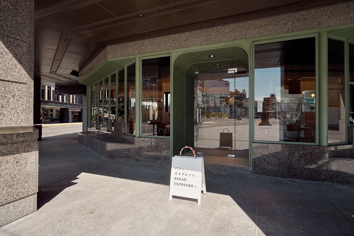 「BREAD, ESPRESSO &」台北店落腳西門町、寶成門舊址。