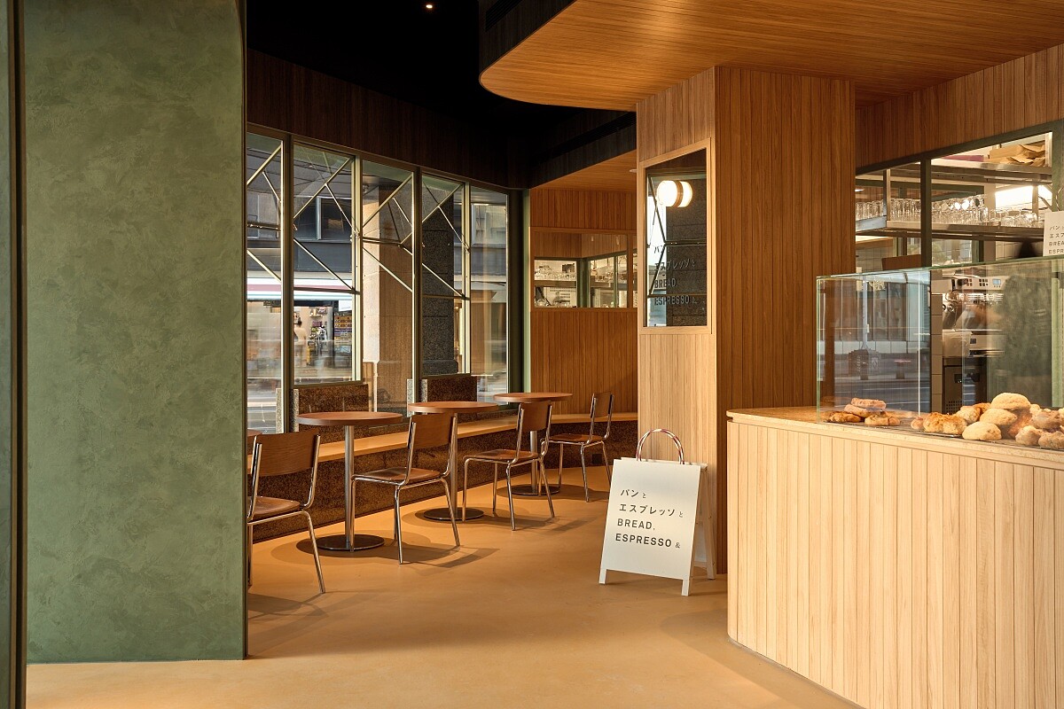 室內以木材質溫潤色調為基礎。