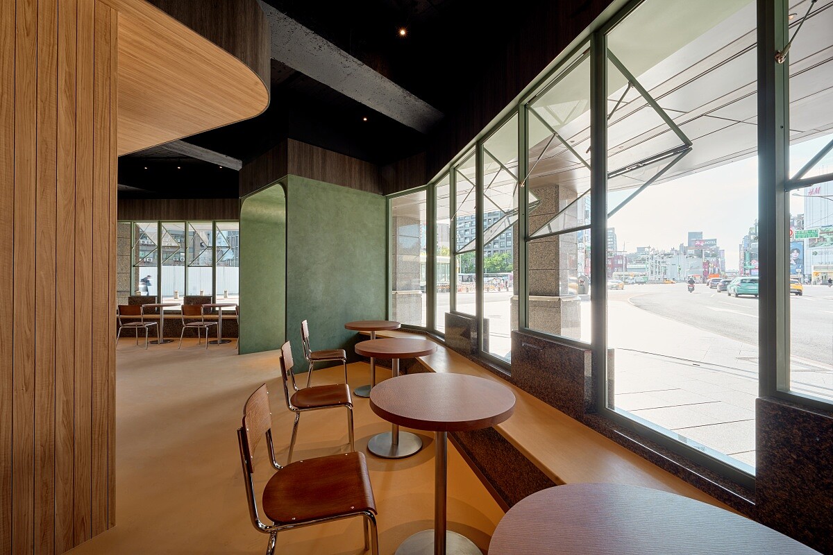 通透的外推窗將光線、綠意引入室內空間。