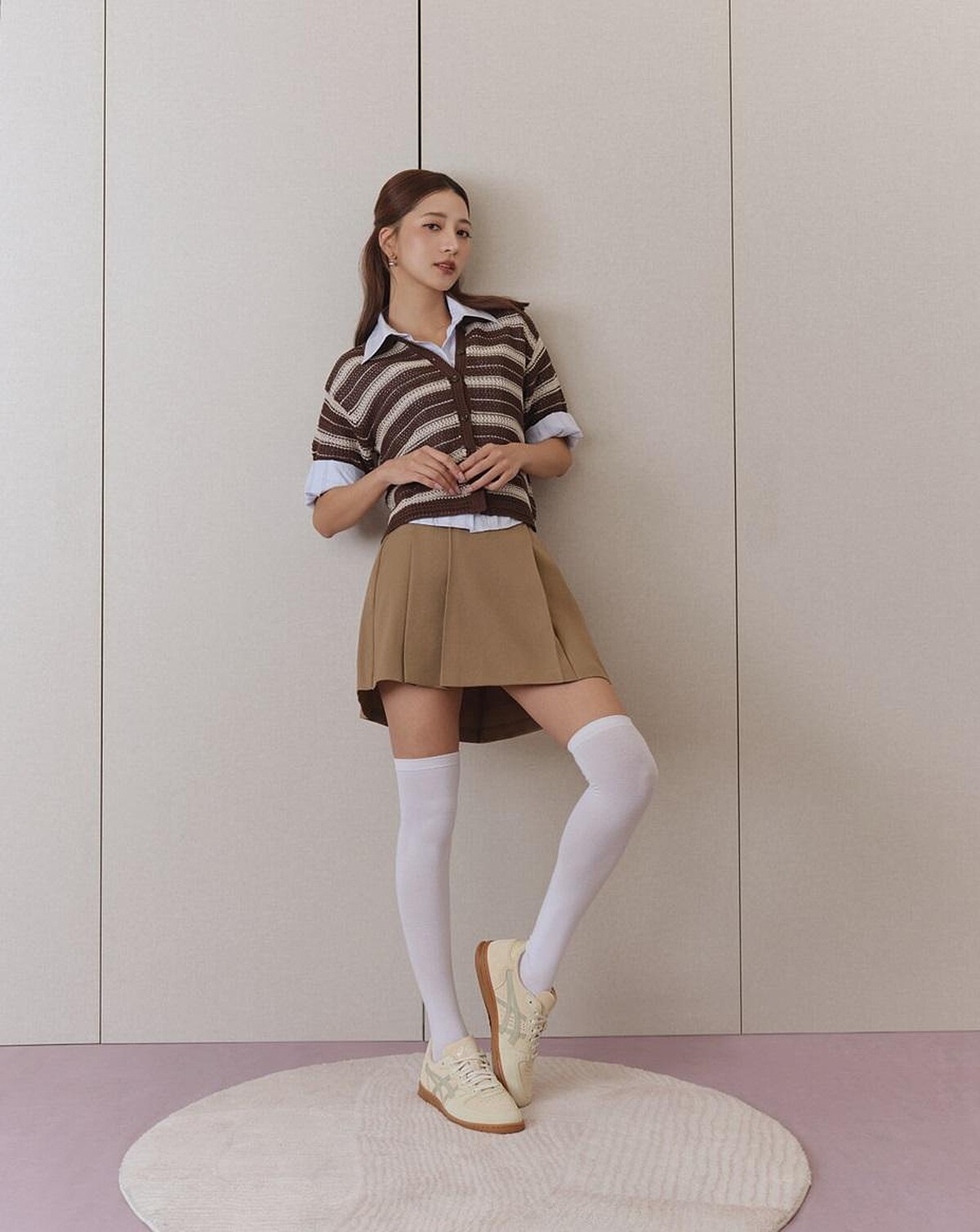  ASICS SKYHAND OG系列鞋款，Sandro 黑色領結淺藍條紋長袖襯衫。