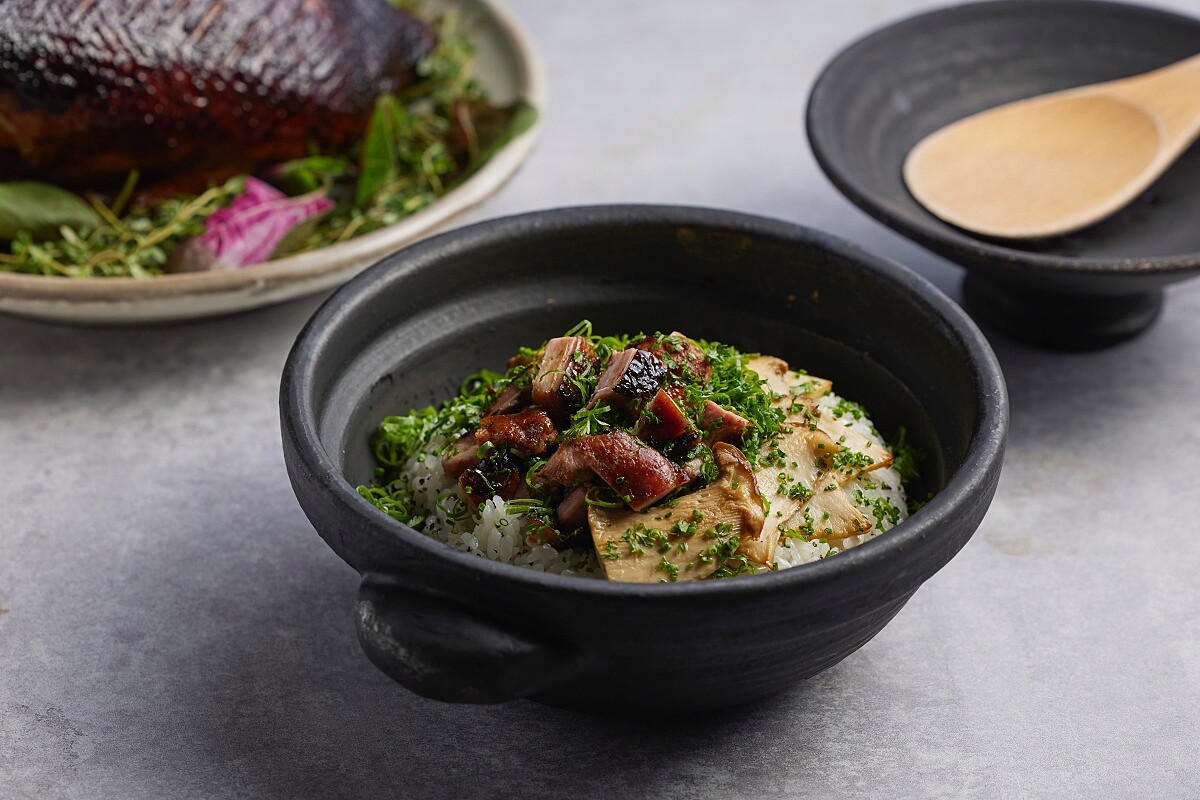 「炭烤鴨肉佐紫蘇香草飯」。